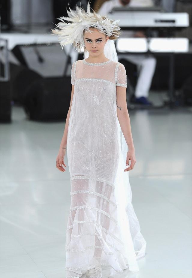 Originálne šaty, priehľadné, s efektnou ozdobou vlasov avangard-šaty-svadba-nevesta-prehliadkové mólo-dekorácia