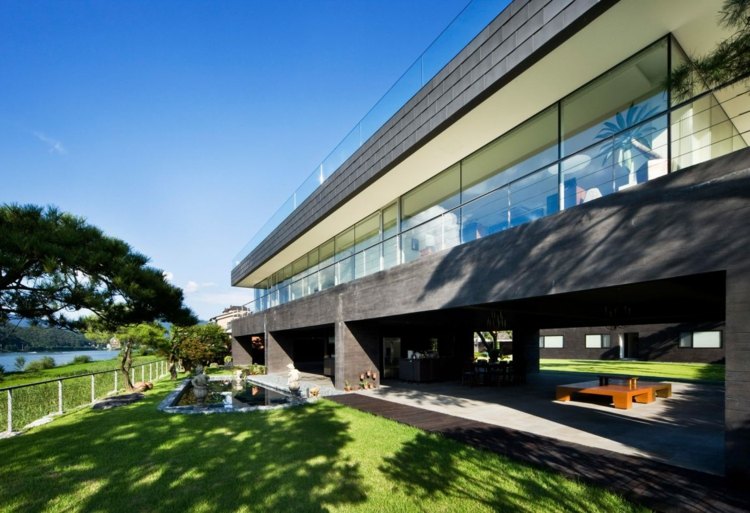 balkónové zábradlie zo skleneného skla predná terasa-dvor-stromy-stôl-stredný dvor-bazén-plot