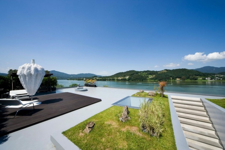 Balkónové zábradlie-sklenená strecha-terasa-ležadlo-slnečník-výhľad-schody-krajina