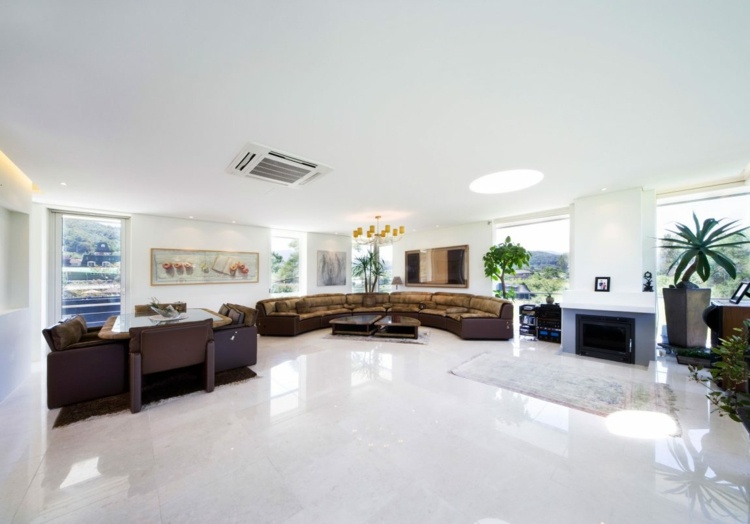 balkónové zábradlie-sklenená obývacia izba-izba-otvorená-svetlá-jedálenská časť-krb-obraz-gauč-konferenčný stolík-jedálenský stôl