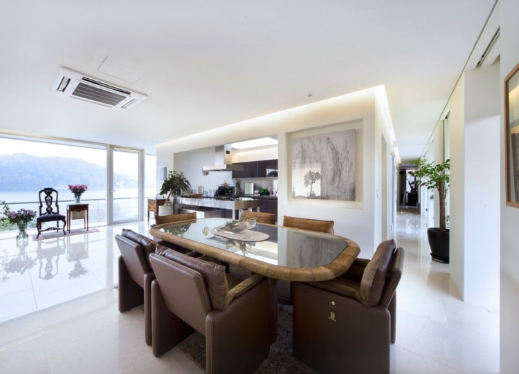 Balkónové zábradlie-sklenená obývačka-obraz-stôl-stoličky-drevo-jedálenský kút-kuchynské linky-chodba-črepníkové rastliny