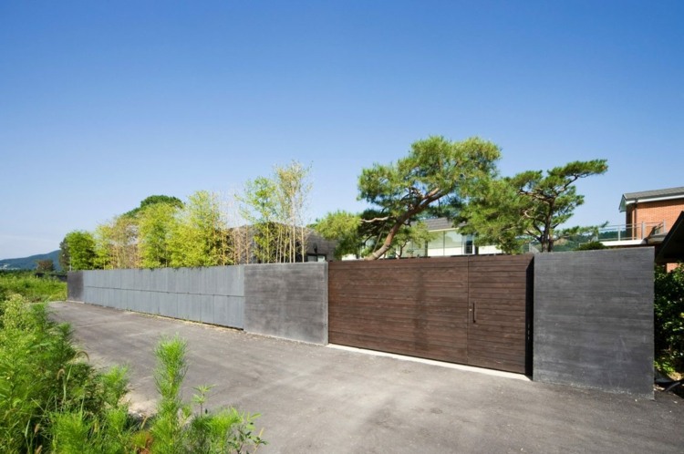 Balkónové zábradlie-sklenený plot-vchodové dvere-drevo-stromy-strecha-dvor-avenue-krajina-výsadba