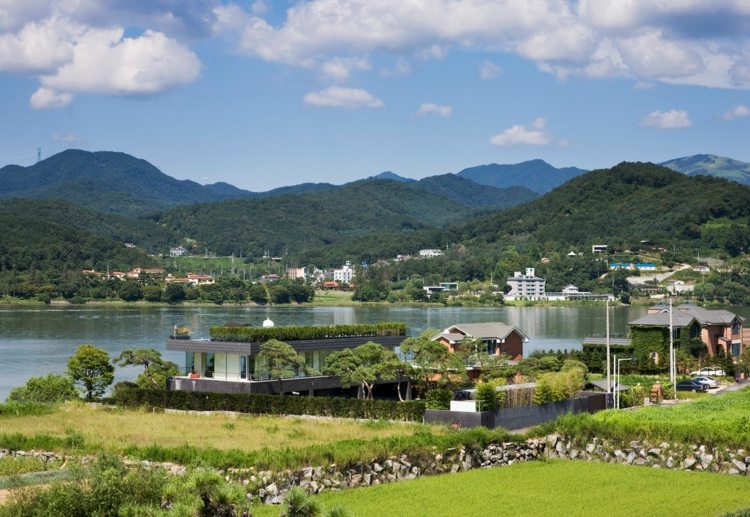 Balkónové zábradlie zo sklenenej krajiny-mestské budovy-domy-riečne autá-panoráma-hory-zelená-obloha-mraky