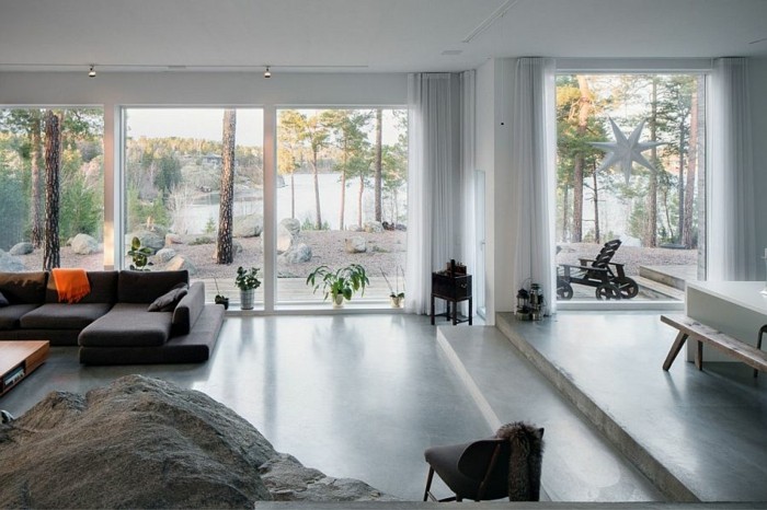Swedish House Design - Z obývačky je výhľad na jazero obývacia izba dizajnový výhľad záhrada jazero pohovka okno