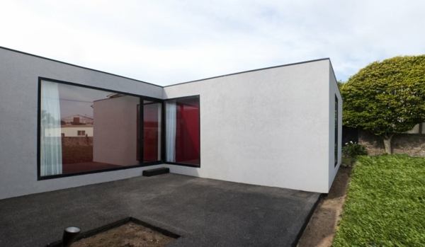 hranatá minimalistická vila Portugalsko uhlový tvar - moderný dom v Portugalsku