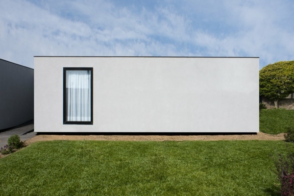 minimalistická fasáda plážového domu minimalistická moderná architektúra z Portugalska