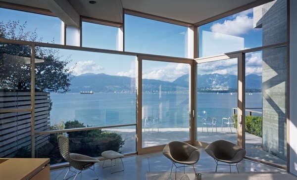 Pekný výhľad cez okno do obývačky Obývacia izba 7-shaw-house-s nádherným výhľadom