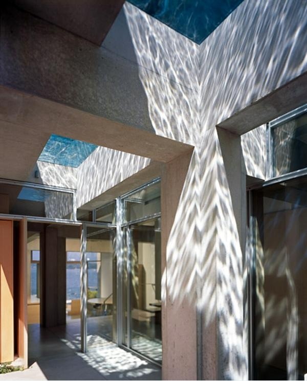 Ľahká hra na betónových stenách domu 5-Shaw-House-Swimming-Pool-odrazové svetlo