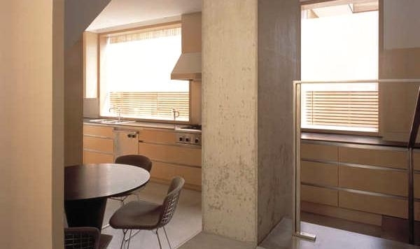 Kuchyňa s malým jedálenským kútom 9-shaw-house-kuchyňa-design-stĺpiky-béžová