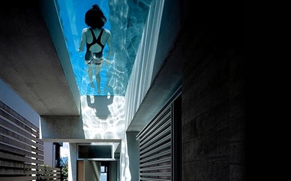 Priehľadný bazén prináša ďalšie pohodlie 2-shaw-pool-house-transparent-plavanie-dno