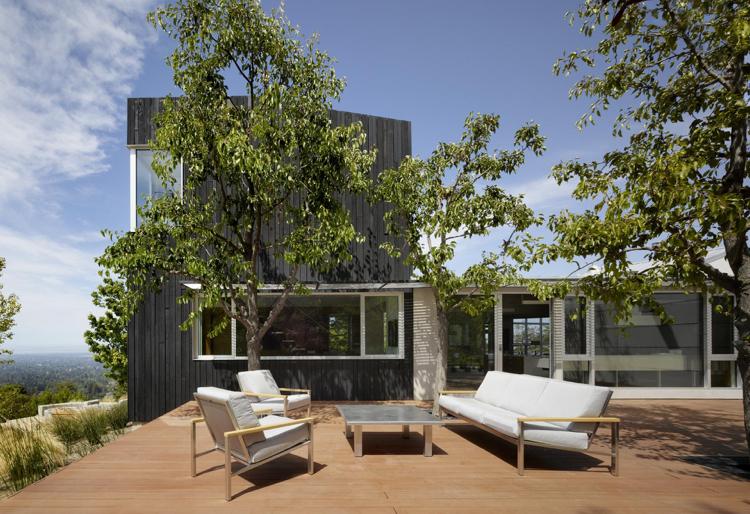 zuhoľnatená fasáda terasa zelený strom obývačka