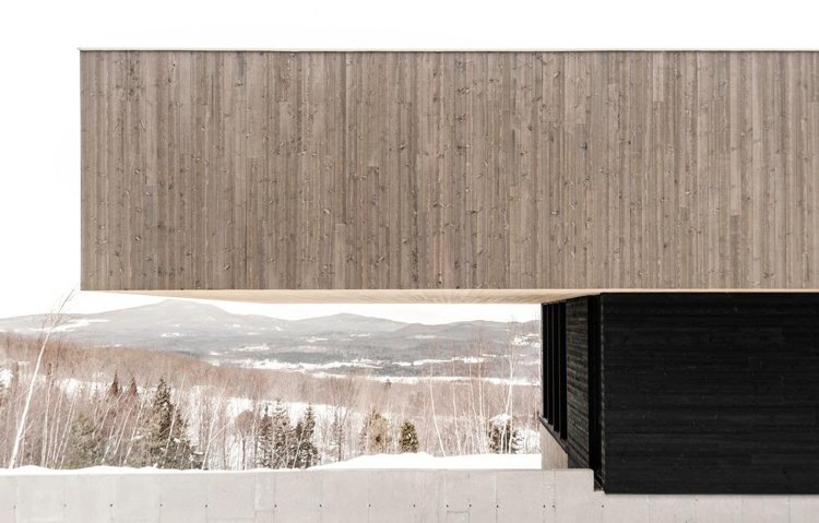 kontrastná strecha zuhoľnateného dreva neošetrená