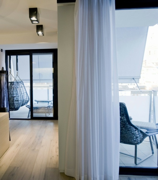 Doble-Dueto-byt-balkón-ratanová hojdačka