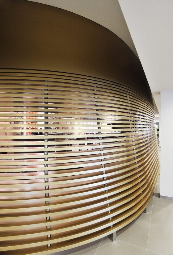 moderný elegantný interiér s drevenou stenou