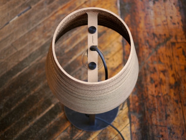 prezrieť výklopné stolové žiarovky v dizajne sivých nohavíc výhľad na dizajn výklopných stolových žiaroviek v prevedení sivé nohavice