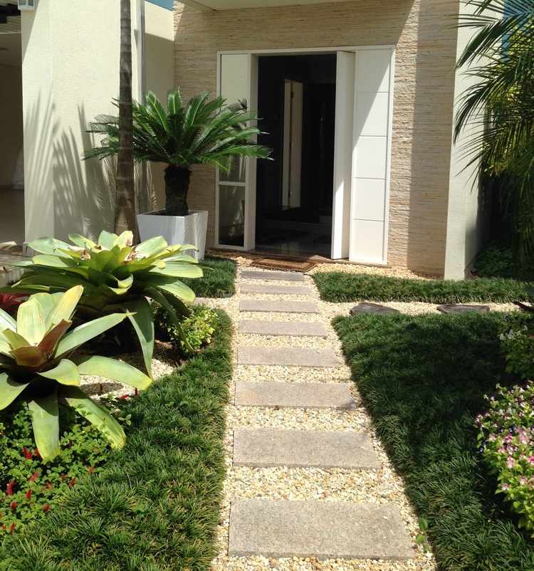 Prírodný kamenný záhradný štrkový chodník betónové platne vchod do domu Stredozemné more