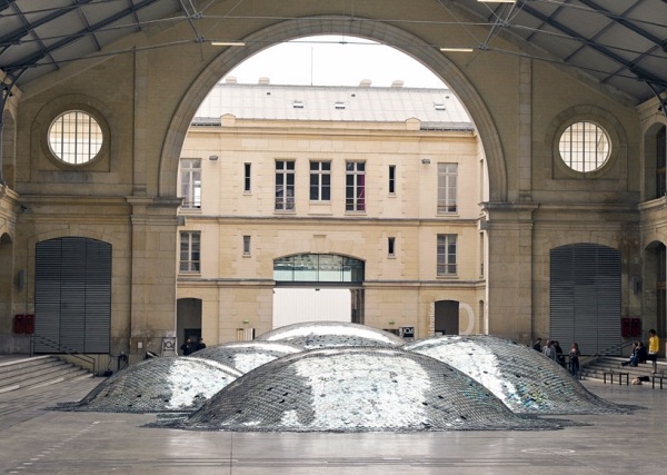 inštalácia z CD plytvaná krajinou moderné umenie inštalácia cds zbytočná krajina moderné umenie