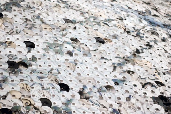 umelecké inštalácie CD plytvané krajinou čierne prvky umelecká inštalácia z CD plytvaných krajinnými čiernymi prvkami