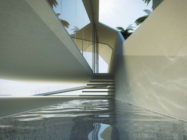 Bazén s čistou vodou vedľa domu