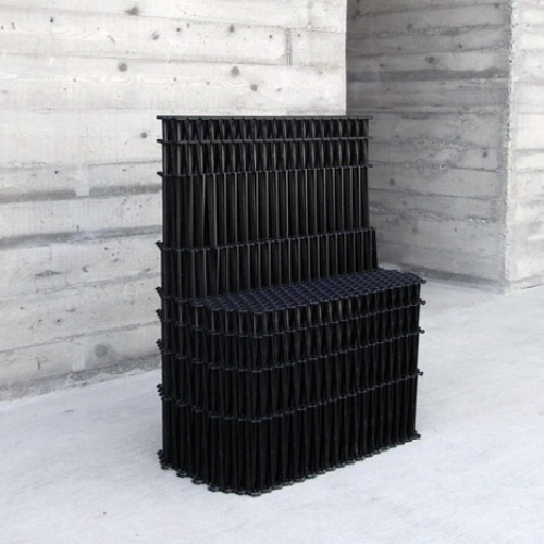 verzia čierna xxxx dizajn pohovky od yuya ushida