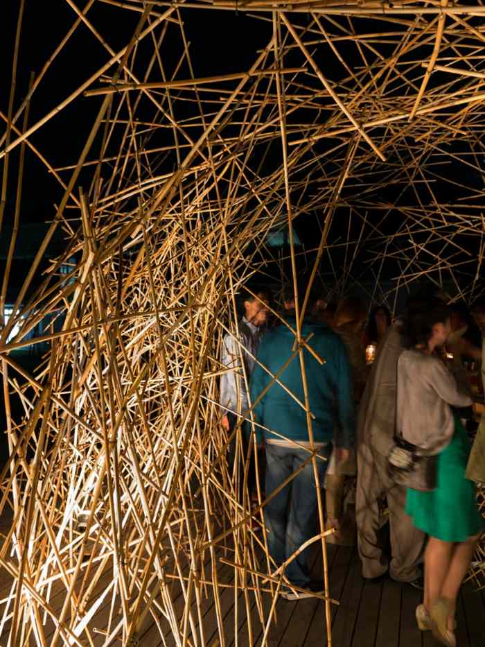 panely bar trstina yoshi dizajn moderný prírodný