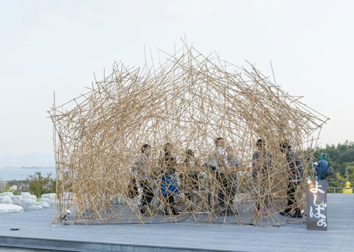 stojan na predaj trstinovej rúrky yoshi bar