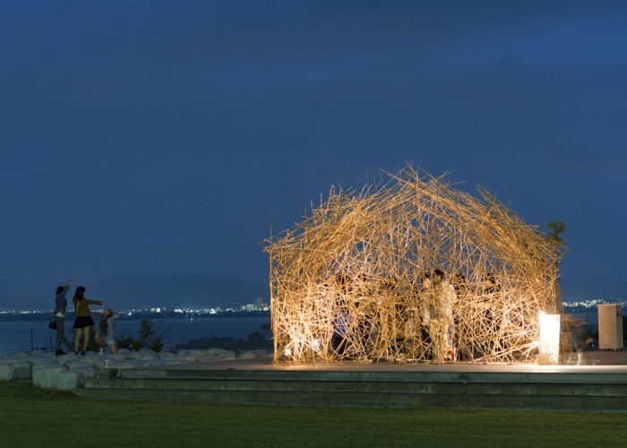 bar design sedlová strecha rákos drevo yoshi