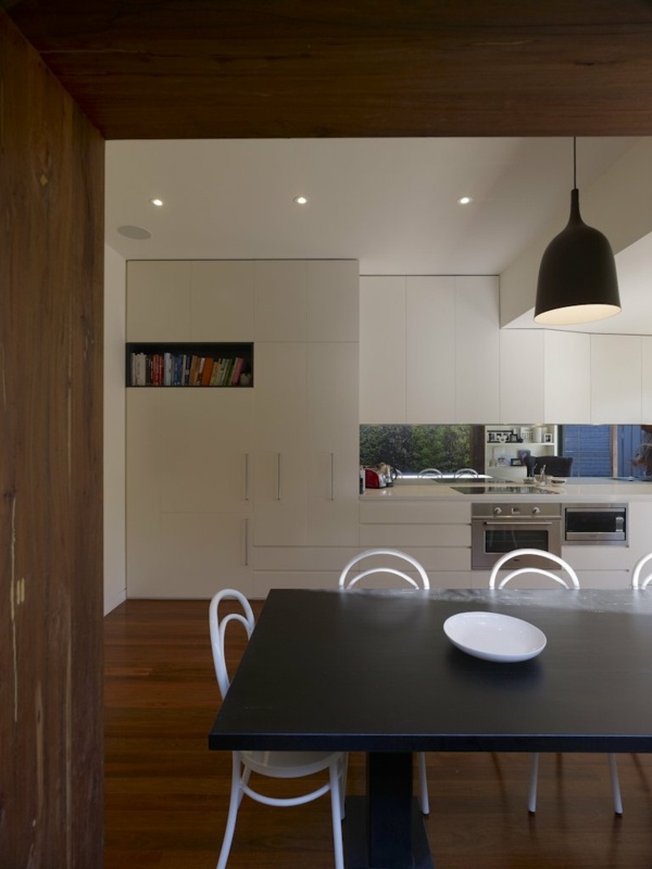 biele kuchynské skrinky biele kuchynské skrinky a polica na knihy