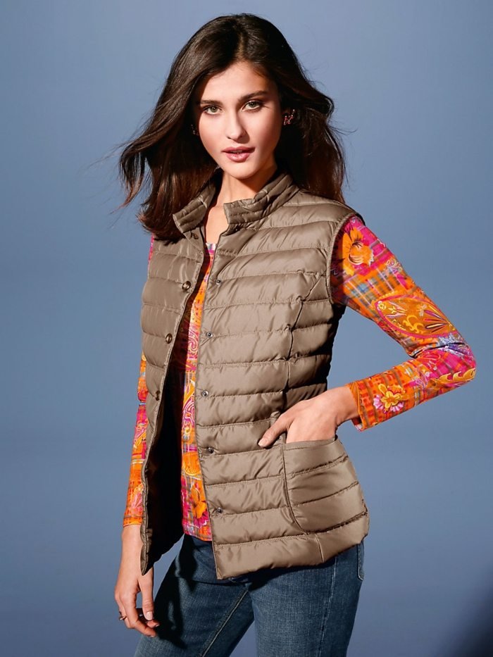 štýlové svetlohnedé prešívané blúzky vesty svetlohnedá prešívaná vesta s blúzkou potlačou schneiderov