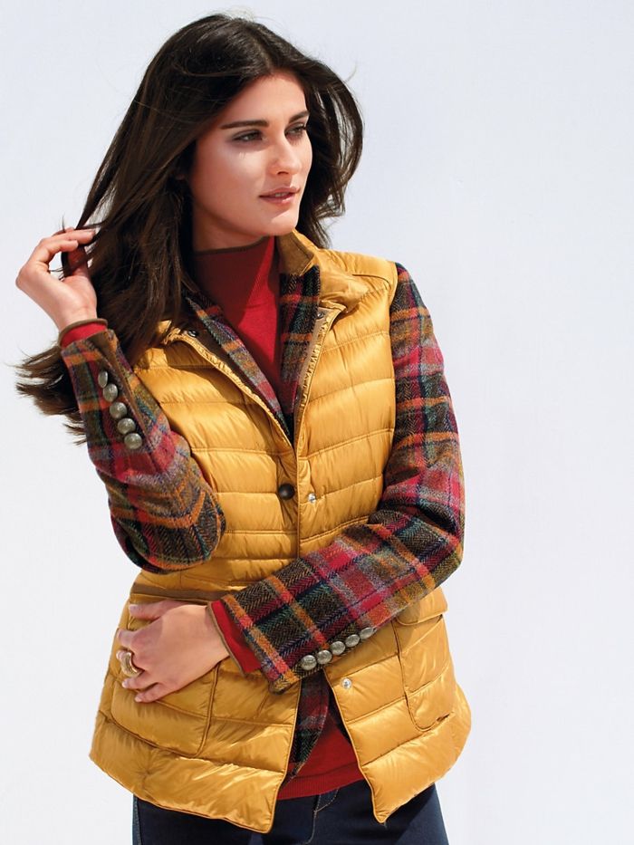 žltá vesta dole károvaná košeľa červená blúzka Vesta nadol kockovaná košeľa červená blúzka Schneider