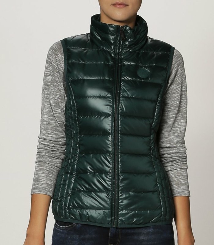 štýlová páperová vesta dámskej zelenej farby, ktorá lichotí Dámska páperová vesta zelenej farby lichotivá S.Oliver