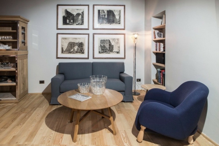 strop z rustikálnych trámov sedacia časť salónik drevený konferenčný stolík okrúhly