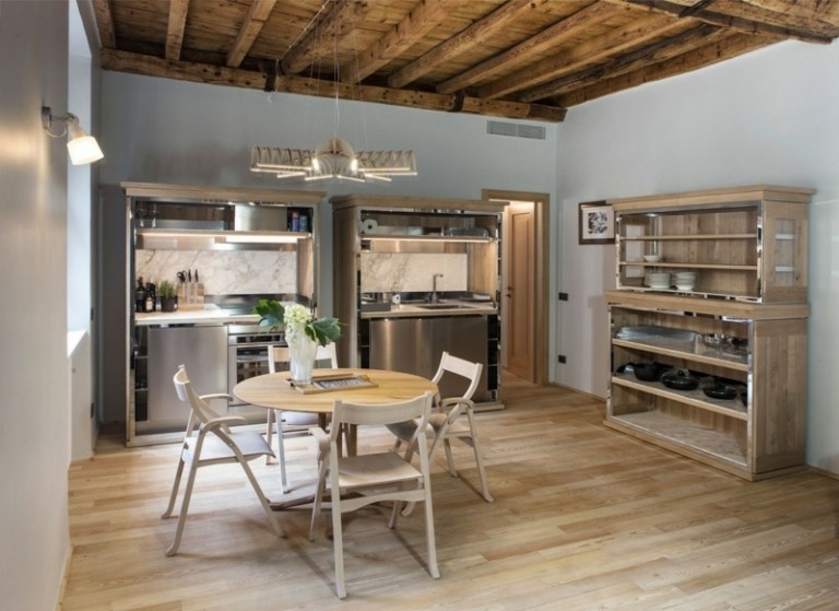 strop z rustikálnych nosníkov modulárna kuchyňa nerez moderný jedálenský stôl okr