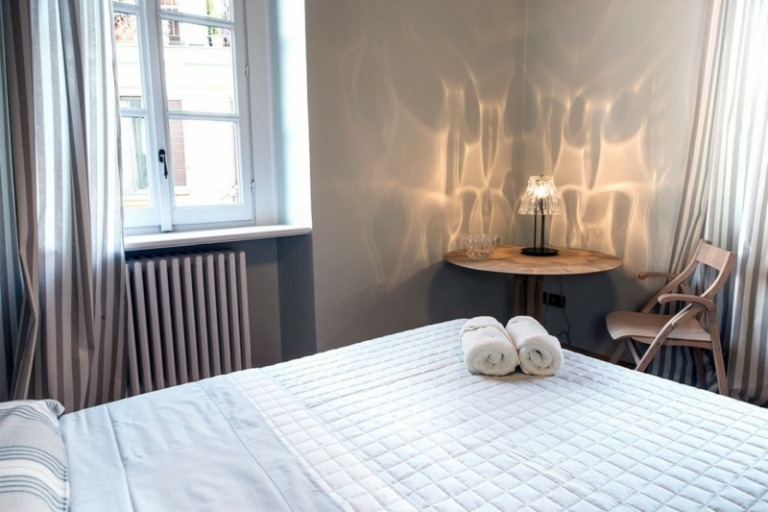 stropný rustikálny lúč vykurovanie bočný stôl svetelné efekty stolička