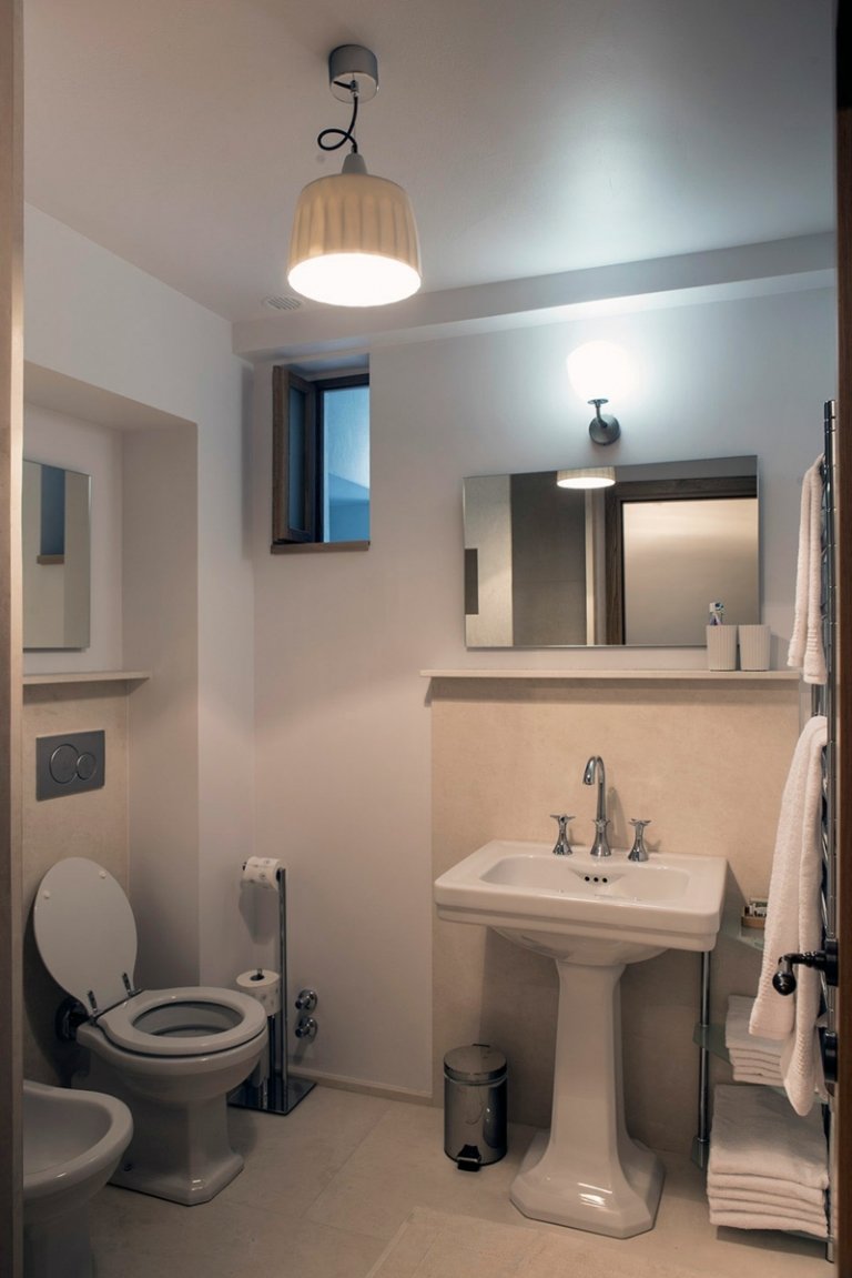 strop rustikálne trámy kúpeľňa vápencové obklady svetlé umývadlo WC