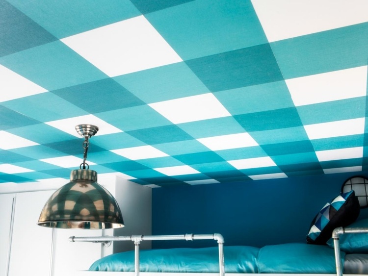 Tapetovanie stropu vliesová tapeta-vzor gingham-modro-biela-detská izba