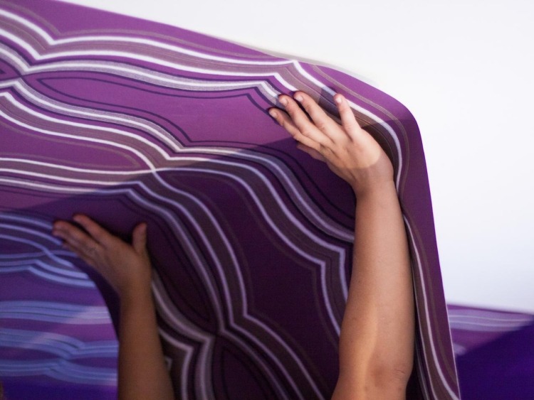 Na strop naneste tapetu a naneste netkanú tapetu na sucho