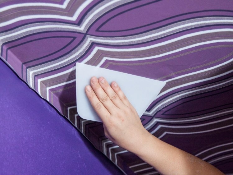 Tapetovanie stropu vliesová tapeta-návod-tapetovanie stierka-hladká