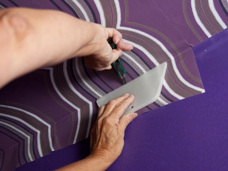 Tapetovanie stropu vliesová tapeta-návod-rezačka-nôž-odrezaný-previs