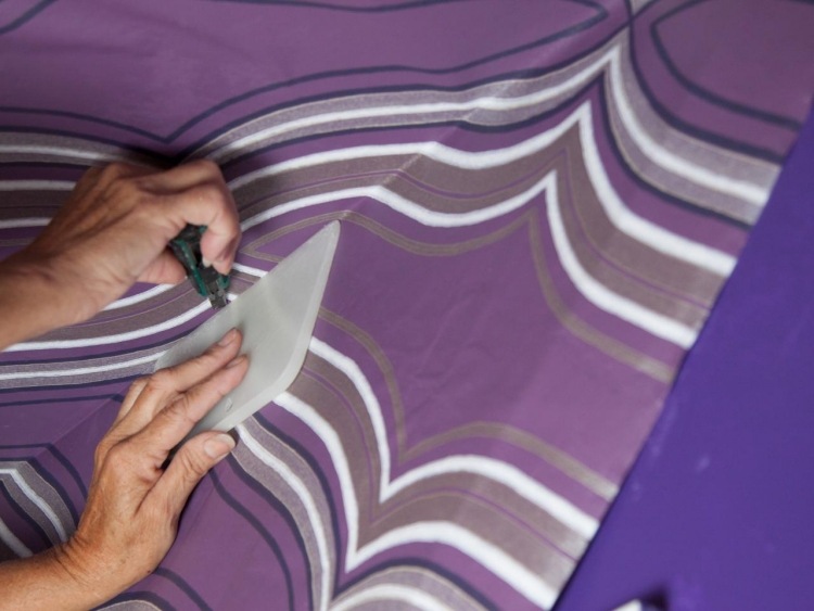 Tapetu na strop vliesové tapety-pokyny-cut-off-prebytok