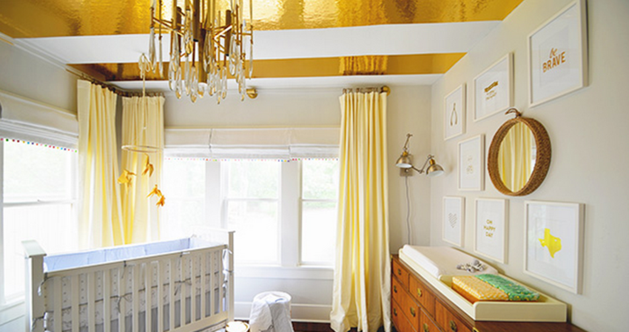 zlatá detská izba biele pruhy deka posteľ prebaľovací pult