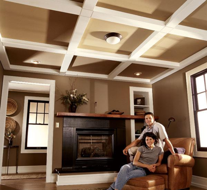 stropný dizajn obývacia izba rustikálne trámy biela béžová farby