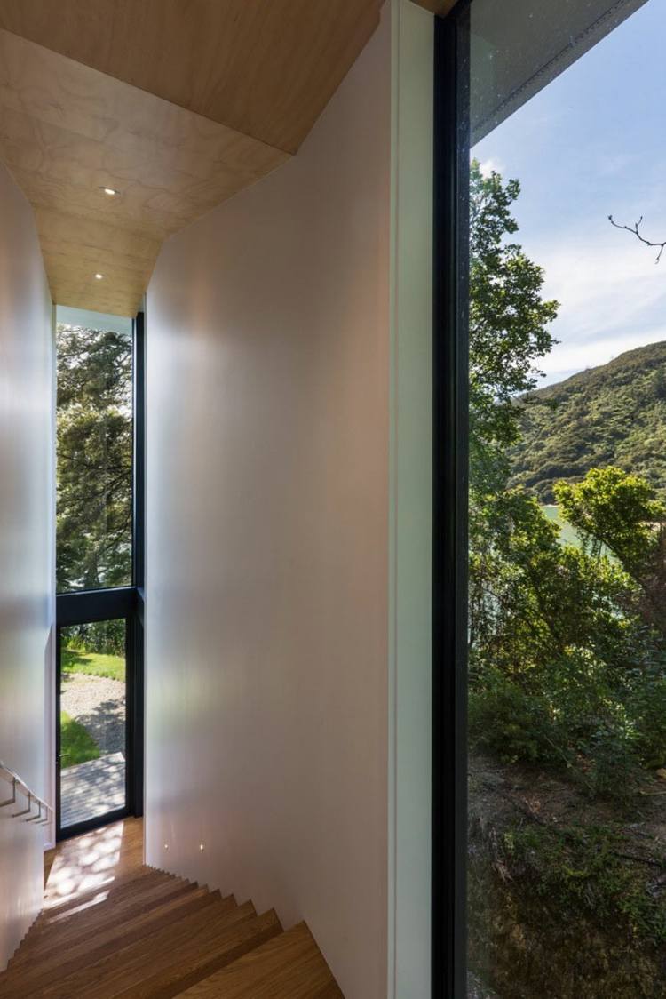 stropy-dizajn-schody-predsieň-jednoducho vstavané svetlá