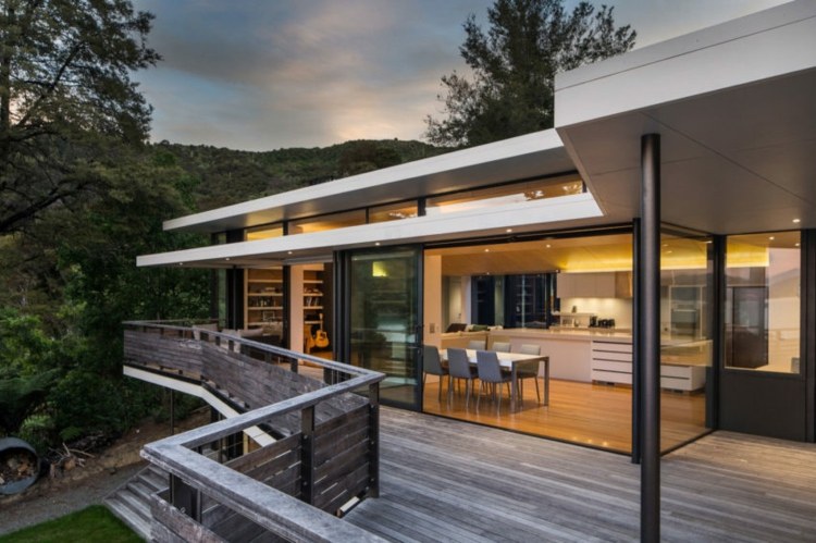 stropy-dizajn-exteriér-zábradlie-drevo-sivá-podlaha