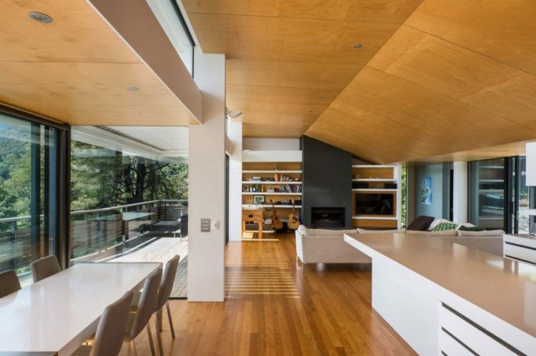 Stropy majú tvar preglejky-obývacia izba-krb-sivá sedačka