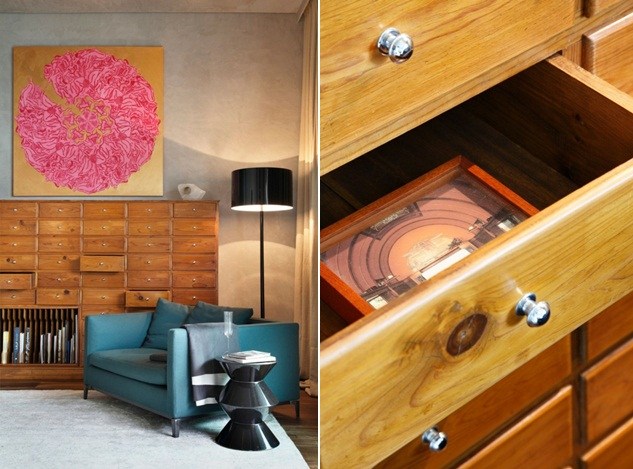 Dizajnové kožené kreslo v modrej farbe stojacej lampy