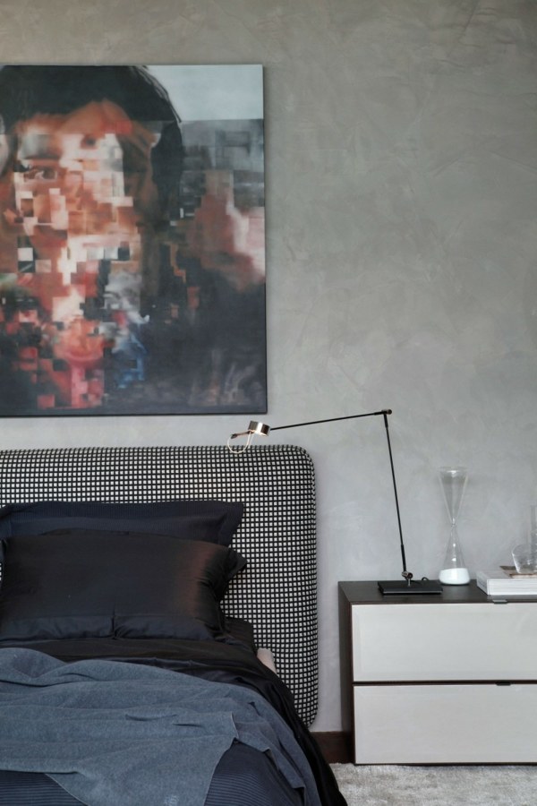 Nočná lampa na posteľ k nočnému stolíku zobrazuje farebné steny