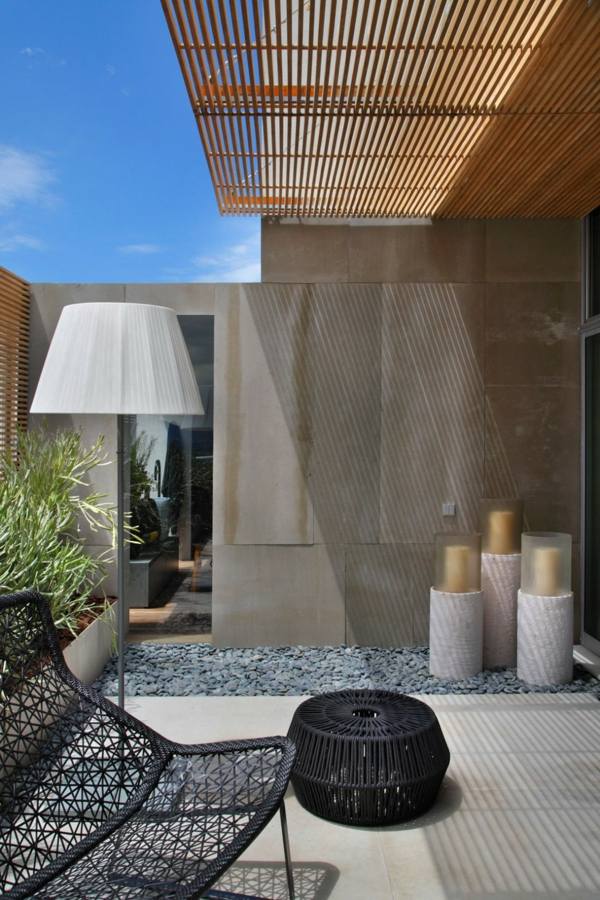 Ratanový nábytok oblázky stropné drevené panely pri sviečkach