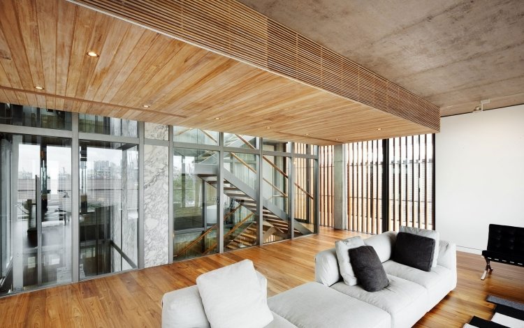 Pokladanie stropných panelov -drevená obývačka-moderná-gauč-svetlo sivá-parketová podlaha-betónový strop