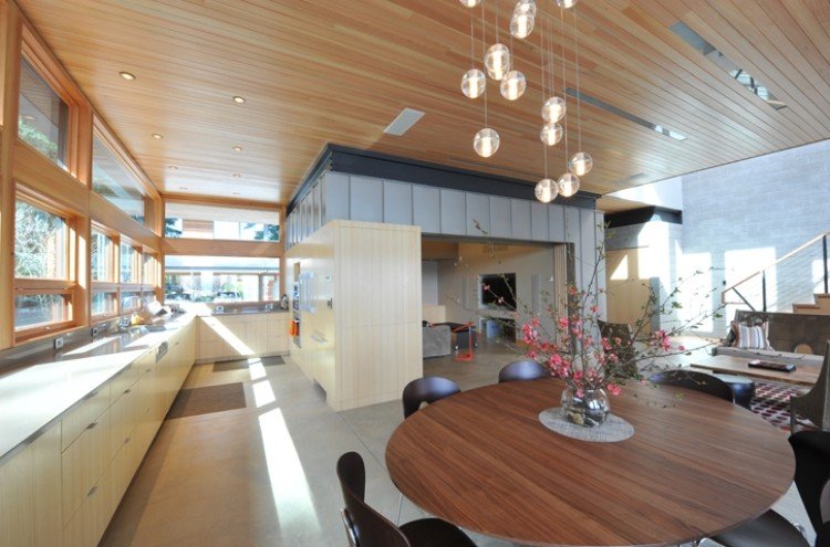 Pokladanie stropných panelov-drevo-moderná obývačka-otvorená kuchyňa-bodové lustre